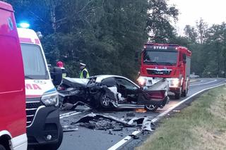 Z jednego auta została kupa złomu, drugie wypadło z drogi