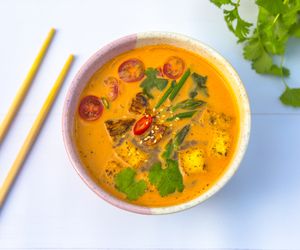 Pikantna zupa tajska z makaronem i tofu - orientalna dawka smaku