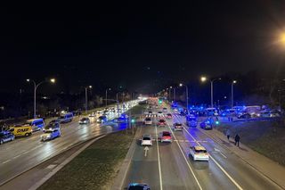Warszawa. Ostatnie Pokolenie kontra policja. Kolejna próba zablokowania Wisłostrady [ZDJĘCIA].