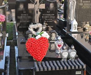Serce z czerwonych róż na grobie pana Stasia z Ząbek. Mieszkańcy pamiętają o sklepikarzu