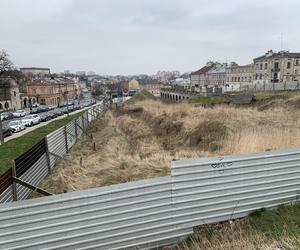 Metalowe ogrodzenie zniknie! W centrum Lublina powstanie duży parking  