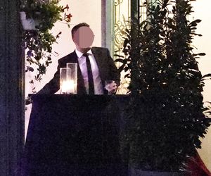 Anna Lewandowska w nocy pali elektryczne papierosy