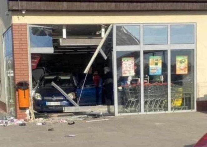 85-latek wjechał toyotą do sklepu. Kasjerka w szpitalu. Wypadek pod Kościanem [ZDJĘCIA]