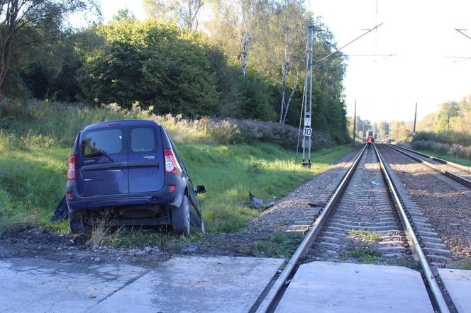 Włosienica. Kraksa osobówki z pociągiem. Dacia wjechała na przejazd mimo sygnalizacji