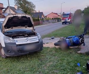 Zderzenie samochodu z motocyklistą w okolicach Kraśnika. Kierowca jednośladu trafił do szpitala