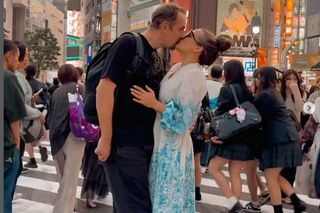 Anna Mucha w obłędnej kiecce migdali się z ukochanym na środku zatłoczonej ulicy! Co za sceny!