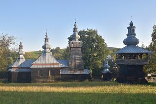 To dawna wieś biskupstwa krakowskiego. Łemkowską cerkiew przekształcono w niej na kościół 