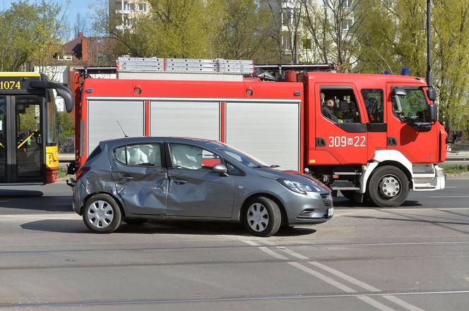 Samochód zderzył się z tramwajem na Puławskiej