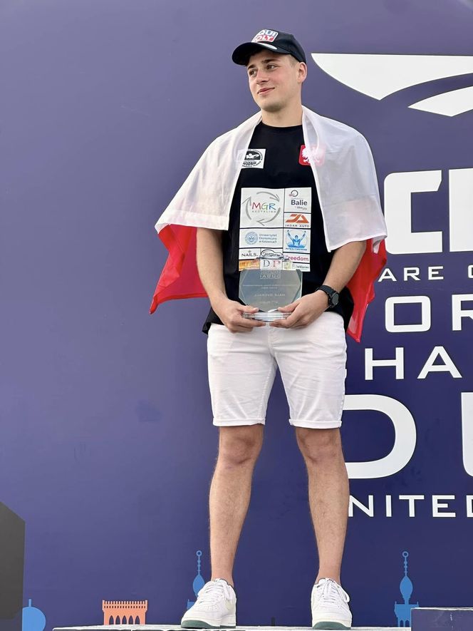 Michał Tomaszowski na podium mistrzostw świata Oceanman