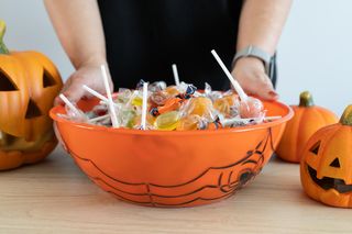 Tych cukierków lepiej unikać w Halloween. Dentystka ostrzega