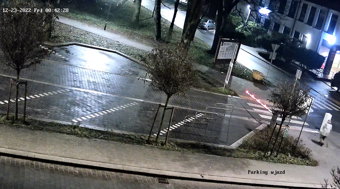 Zostawił niewybuch pod drzwiami Urzędu Miasta i uciekł! Szuka go policja