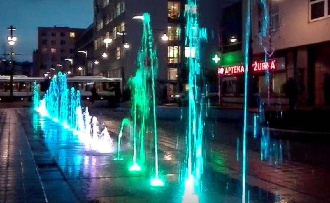 Nowa atrakcja w Gdyni. Jest bajecznie kolorowa. Zobaczcie, jak wygląda gdyńska fontanna! [WIDEO]