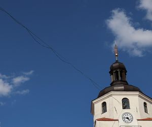 Spacerują po linach nad głowami przechodniów. Trwa Urban Highline Festival
