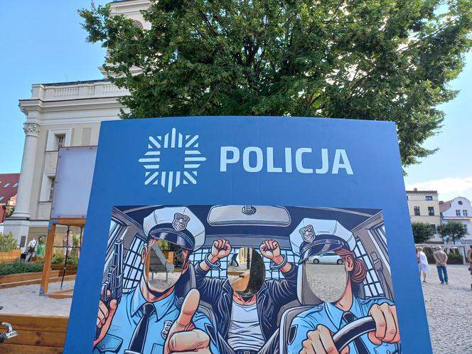 Policjanci świętowali na Rynku w Lesznie. Był uroczysty apel i piknik