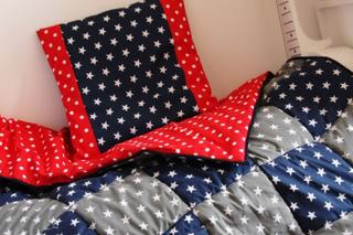 Gwiaździsta narzuta na łóżko. Jak uszyć patchworkowy pled? 