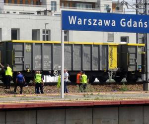 Makabra na torach w Warszawie. Rozczłonkowane ciało leży na torach