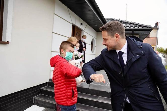 Trzaskowski nie przestrzega rządowych obostrzeń