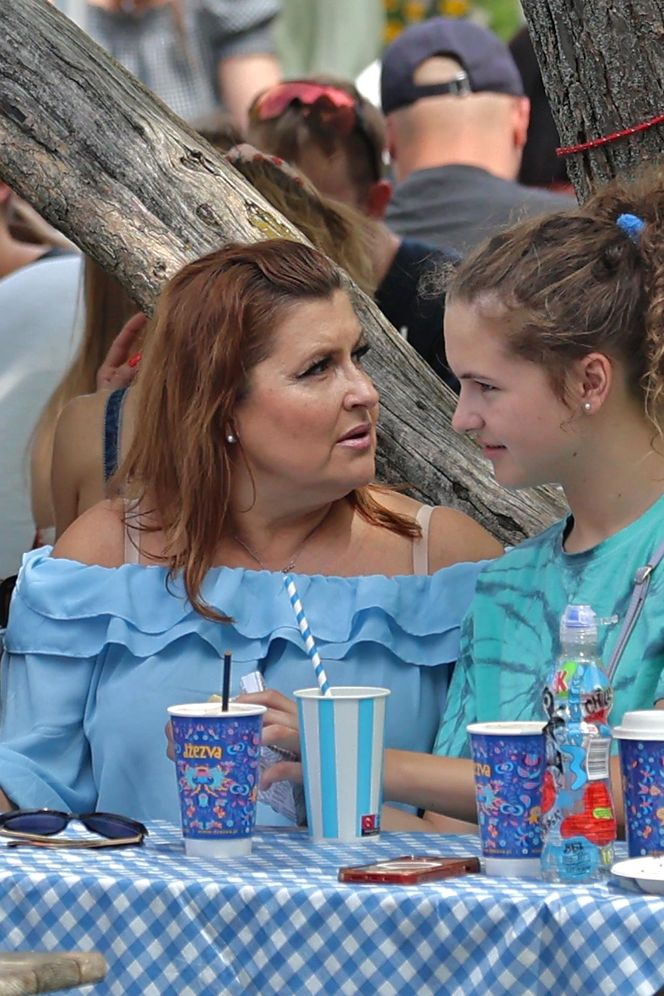 Katarzyna Skrzynecka. Zabrała rodzinę na targ śniadaniowy w kusych szortach