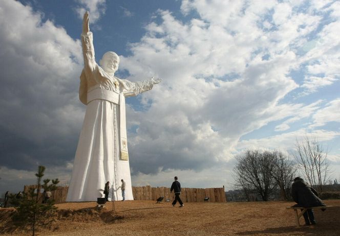 Gigantyczny pomnik Jana Pawła II niszczeje w oczach