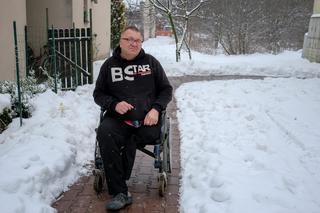 Na wózku inwalidzkim odśnieżał drogę do lekarza 