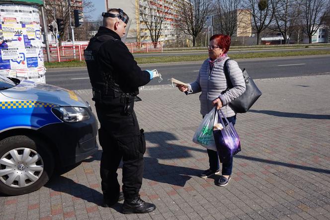 Zakrywanie twarzy OBOWIĄZKOWE! Na Śląsku strażnicy rozdają maski ZA DARMO 