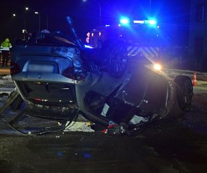 Tychy: Kompletnie pijany kierowca BMW skosił znaki drogowe i latarnię, a potem dachował