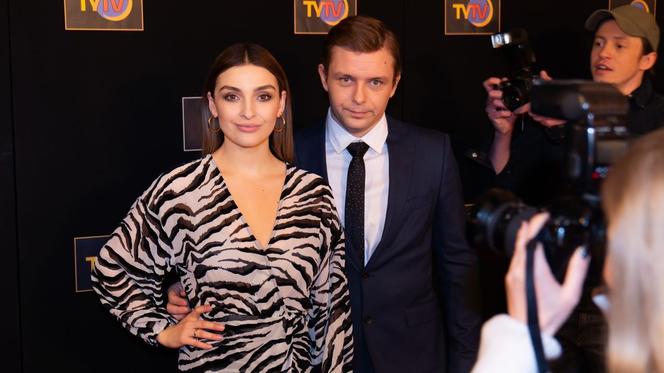 Barwy szczęścia, odcinek 2661: Klara po wypadku nie uwolni się od Modrzyckiego. Bezwzględny reporter wyśmieje seks Pyrków i sprowokuje Huberta do ataku - ZDJĘCIA