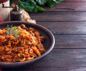 Jak nie zepsuć bigosu? Czego nie dodawać do bigosu? [WIDEO]