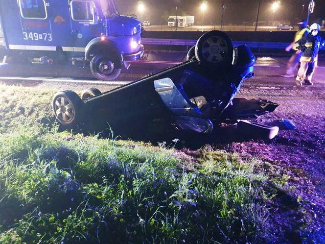 Obłazy Ryterskie. Dachowanie w przydrożnym rowie! Pasażerowie mogą mówić o cudzie