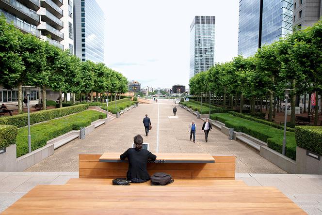 Drewniane ławki – platformy pracy usytuowane w różnych miejscach dzielnicy La Défense, projekt: Paweł Grobelny