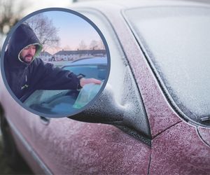 Narzekasz na zamarznięte szyby w aucie po mroźnej nocy? Ten trik z TikToka zdobywa sporą popularność 