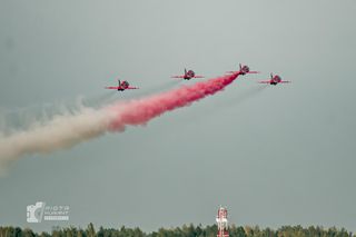 Wzruszający gest pilotów odlatujących z Radomia. Polska flaga na niebie dla „Slaba”