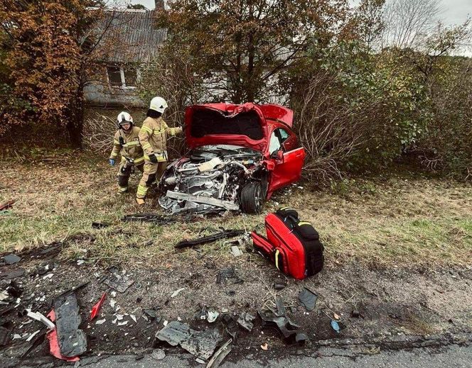 Potworna czołówka pod Bydgoszczą. Z samochodów niewiele zostało. Policja: kierowca zrobił to celowo