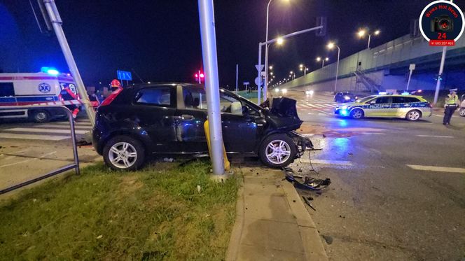 Auto spadło z kilku metrów na tory tramwajowe w Warszawie