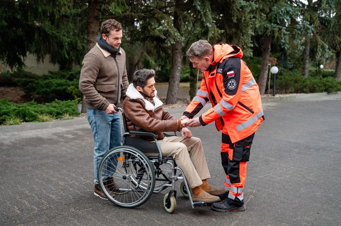 Na sygnale odc. 696. Nowy (Kamil Wodka), Wiktor Banach (Wojciech Kuliński), Luigi (Saverio Fabbri)