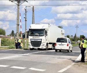 Kierowcy łamią przepisy, więc PKP chciało zamknąć rogatki w Ołtarzewie. Nie wyszło! 