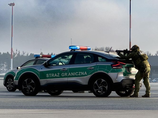 Awaryjne lądowanie samolotu pasażerskiego z terrorystami na pokładzie. Widowiskowe ćwiczenia służb na lotnisku w Katowicach