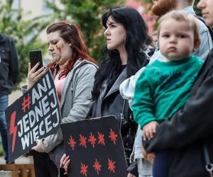 Ani jednej więcej. W Katowicach protestowali po śmierci Doroty. Macie klauzulę, nie macie sumienia