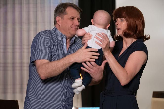 Na Wspólnej odcinek 2737, Lena (Laura Breszka), Marek (Grzegorz Gzyl), Szymek (Oliwia Glanowska)