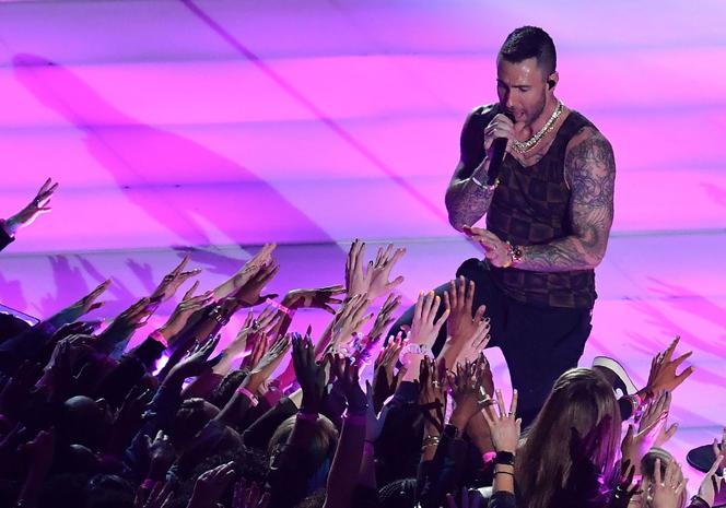 Maroon 5 i Adam Levine podczas Super Bowl 2019