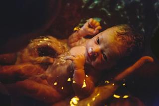 Poród w wodzie: Jak wygląda i czym się różni od porodu naturalnego?