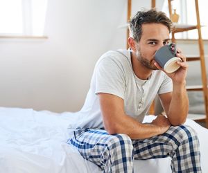 Dlaczego po kawie „goni” do toalety? Odpowiedź nie jest taka prosta