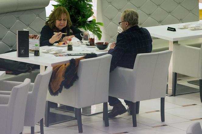 Daniel Olbrychski z żoną na Sushi, ona je on pije