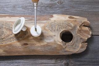 Wieszak do przedpokoju: drewno i ceramika