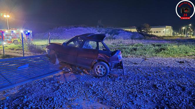 Kierujący samochodem Audi stracił panowanie nad pojazdem i zjechał z drogi na pobocze 