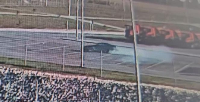 Szalony drift na parkingu w Piasecznie! Myślicie, że to wszystko? Kierowca nie miał prawa jazdy od roku!