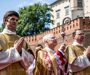 Procesja Bożego Ciała w Krakowie. Tłumy na ulicach miasta 