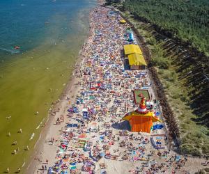 Tłumy na plażach, rekordowe obłożenie w długi weekend