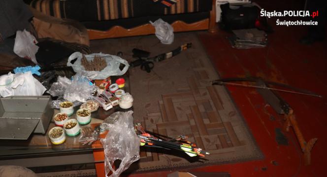 Świętochłowice: 42-latek trzymał w domu potężny arsenał! Wśród broni miał m.in. kuszę [ZDJĘCIA]