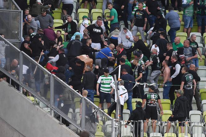 Lechia Gdańsk surowo ukarana za kibolski skandal. Zapłacą gigantyczną karę! Jest decyzja w sprawie stadionu